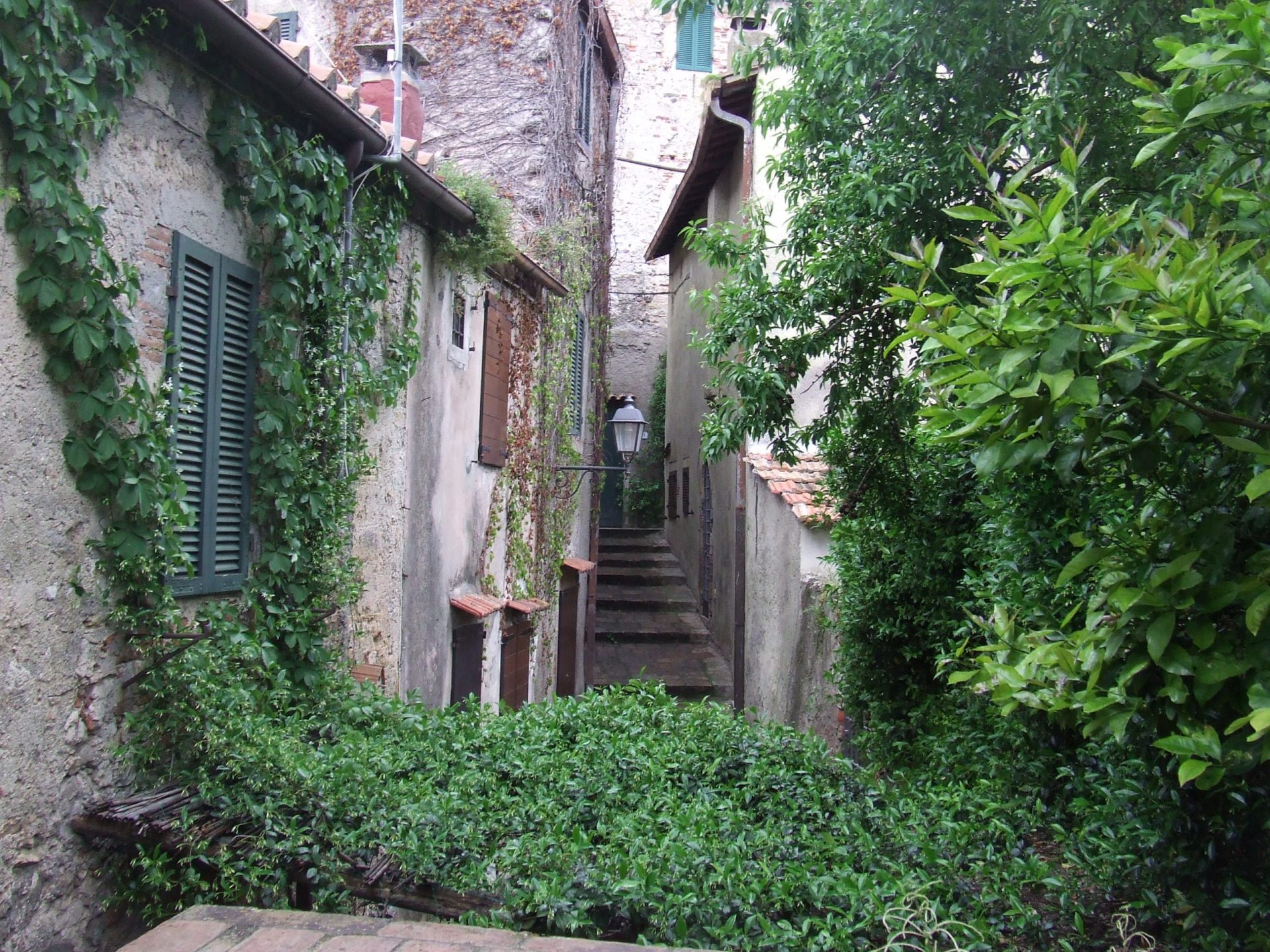 Capalbio centro storico vendesi appartamento con giardino